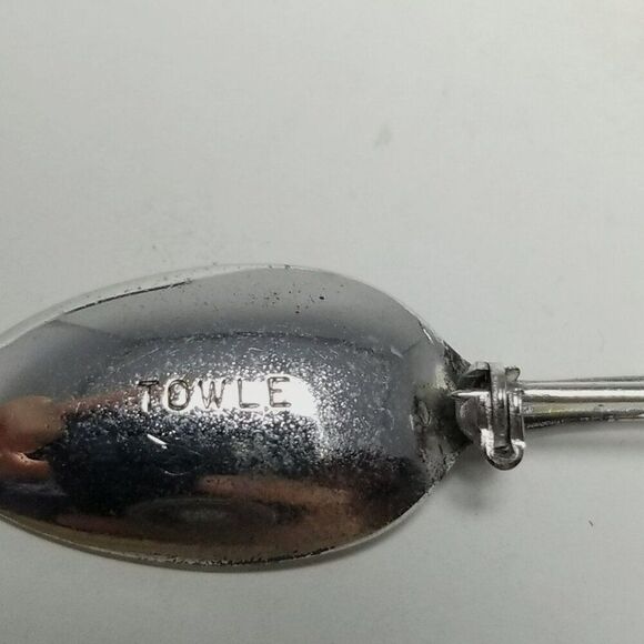 Vintage Towel Silver Tone Spoon Shape Brooch, Utensil Lapel Pin, Novelty Figural - Picture 4 of 7